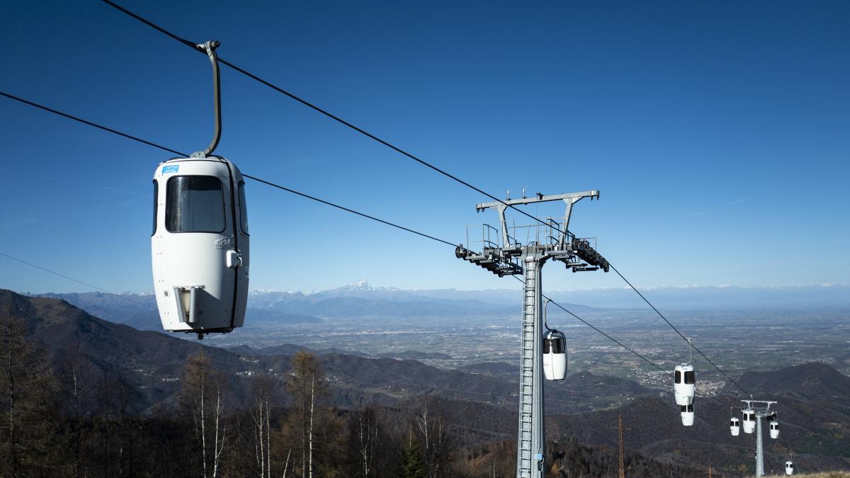 Cuatro heridos y un centenar de atrapados tras accidente de teleférico en Italia
