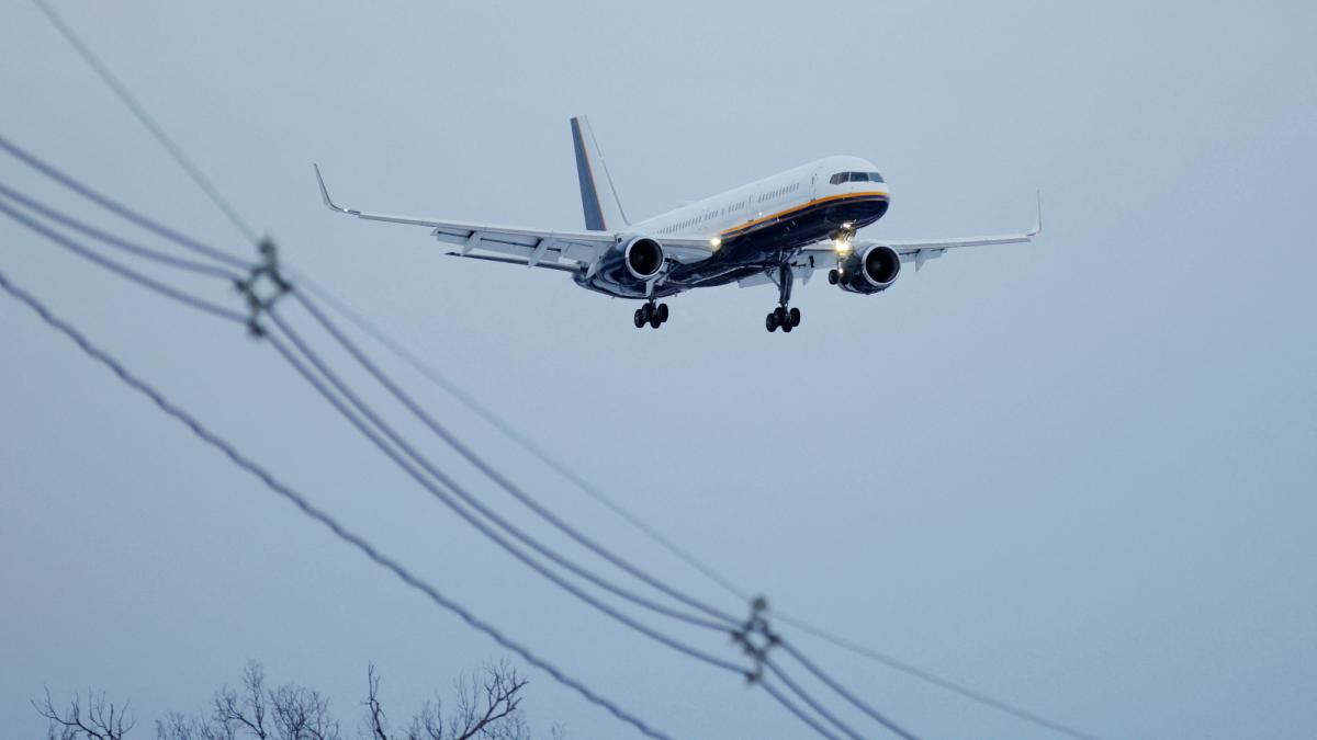 Trump ordena reabrir el espacio aéreo de Venezuela