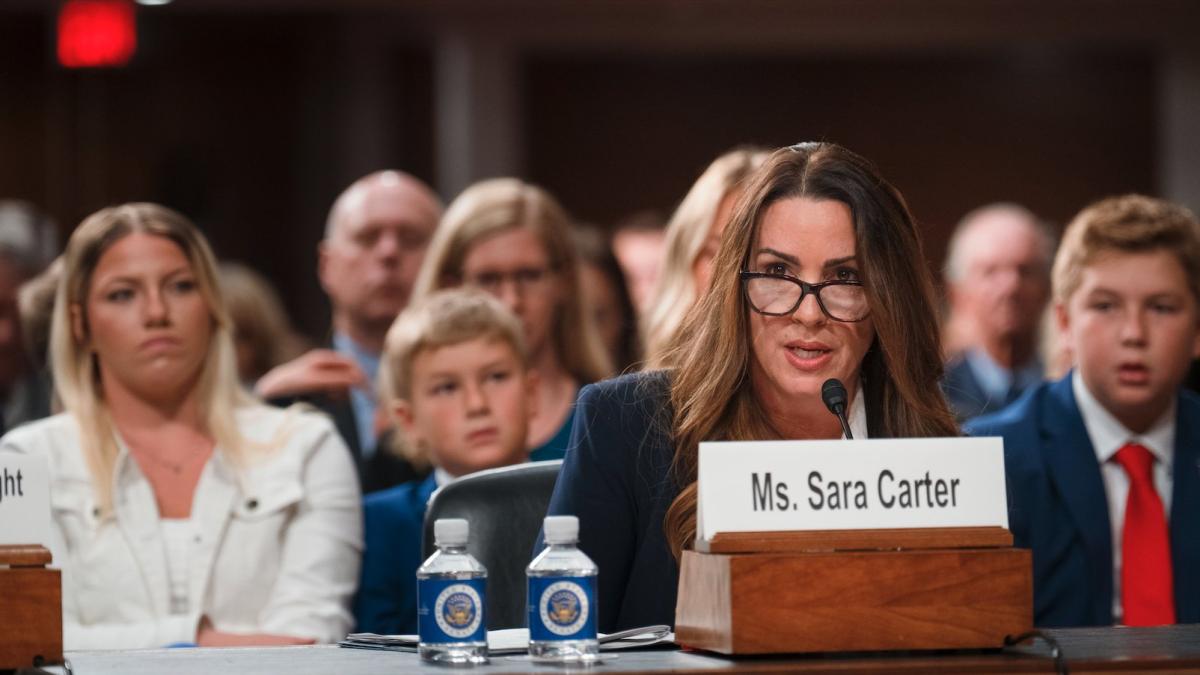 Senado de EU aprueba nombramiento Sara Carter, expresentadora de Fox News, como "zar antidrogas"