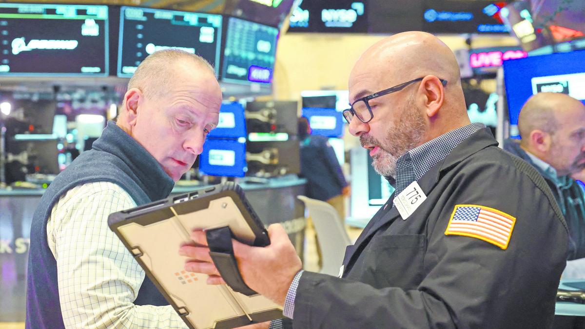 Wall Street cierra mixto; IA impulsa al Nasdaq