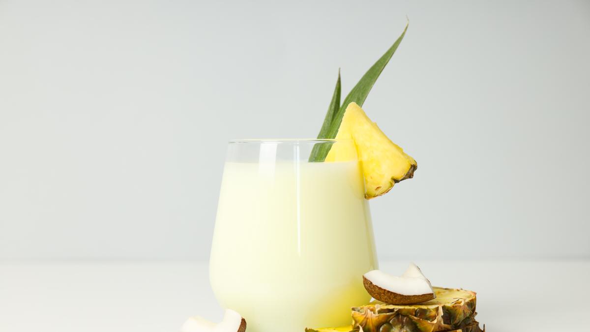 Licuado de piña con agua de coco para combatir la retención de líquidos