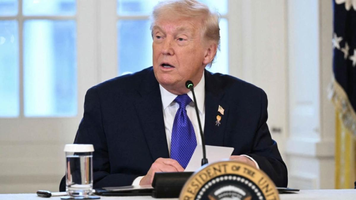 Trump pide que se limite en 10% la tasa de interés de tarjetas de crédito