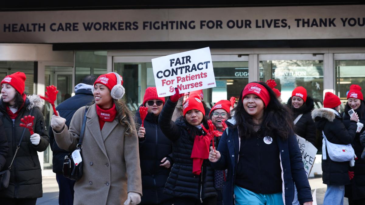 Más de 10,000 enfermeras en huelga de Nueva York logran acuerdo de aumento salarial del 12%