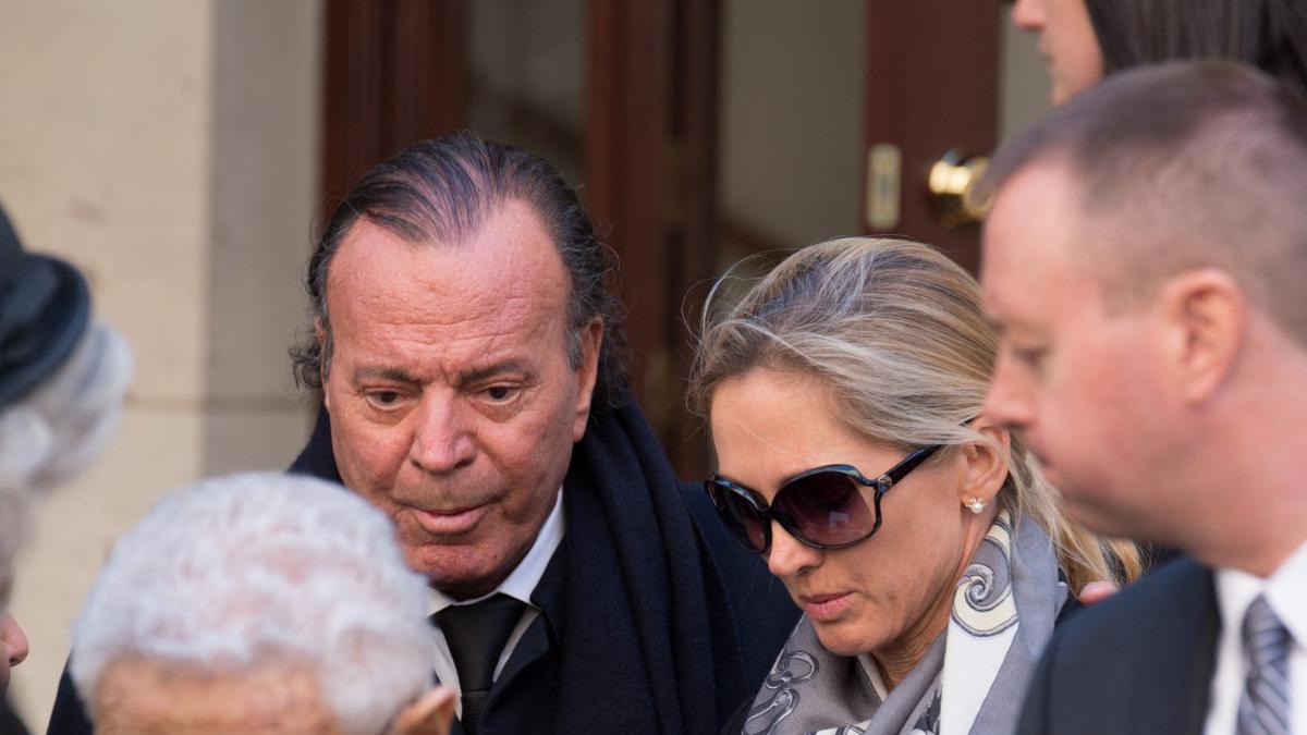 Fiscalía española escuchará testimonios vs Julio Iglesias por "trata de seres humanos" y "acoso sexual"
