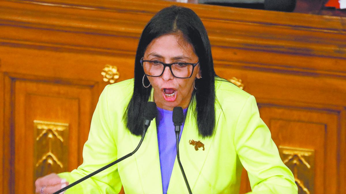 Delcy Rodríguez destituye al ministro de Defensa