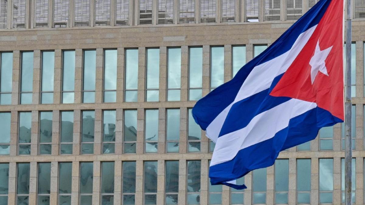 Largas filas para cargar gasolina en Cuba, que acusa a Trump de "asfixiar" su economía