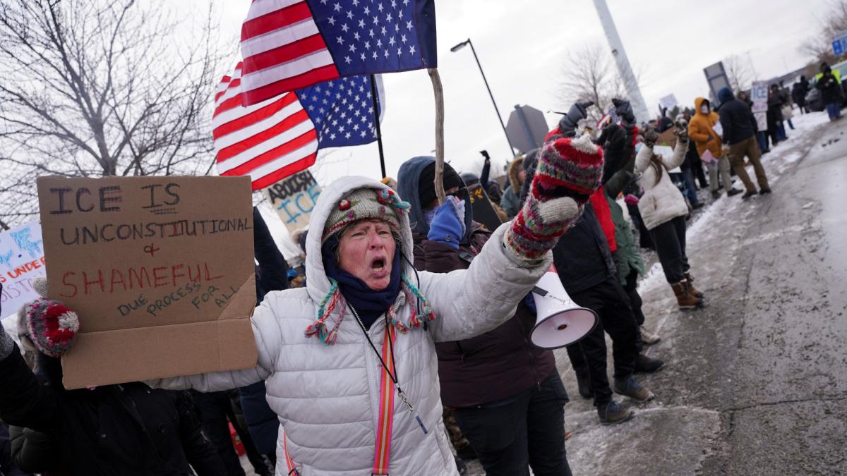 Silbatos y walkie-talkies: Mineápolis vigila sus escuelas en medio de ola de detenciones del ICE