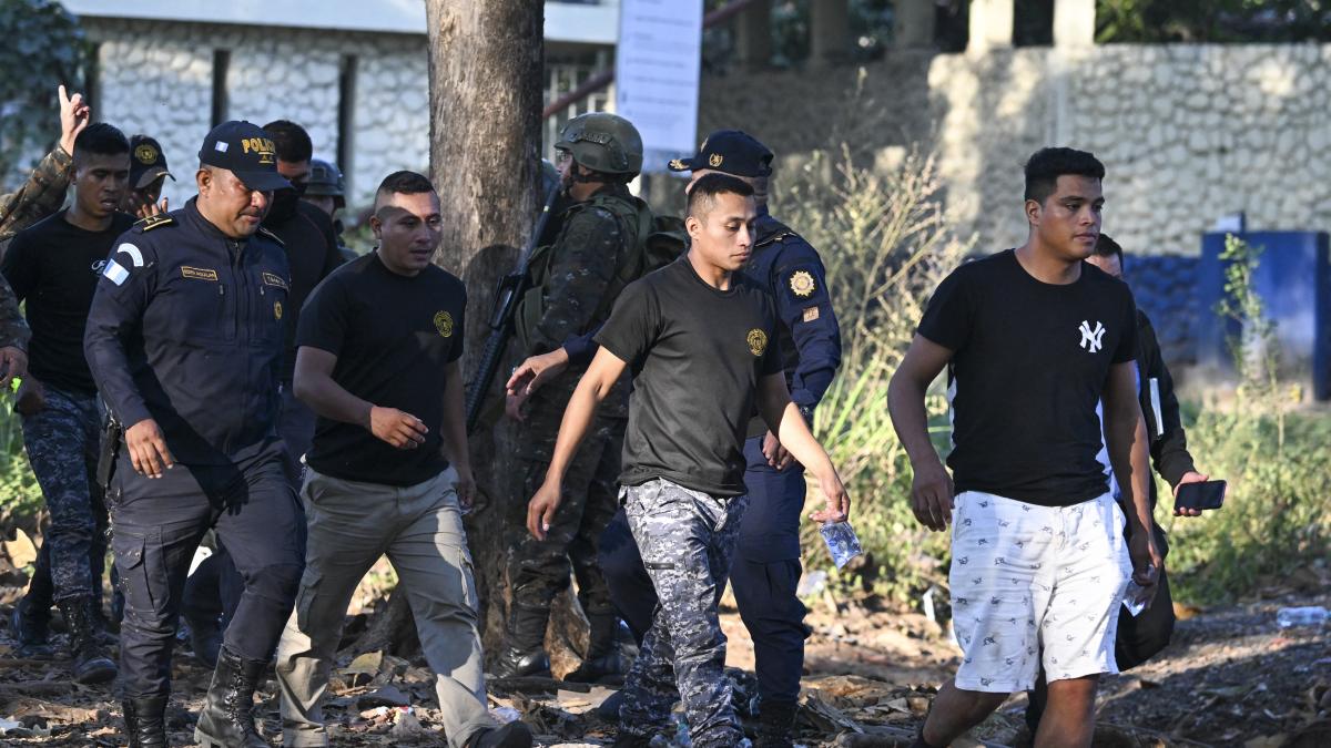 Policía de Guatemala libera rehenes en una de las cárceles donde se amotinaron pandilleros