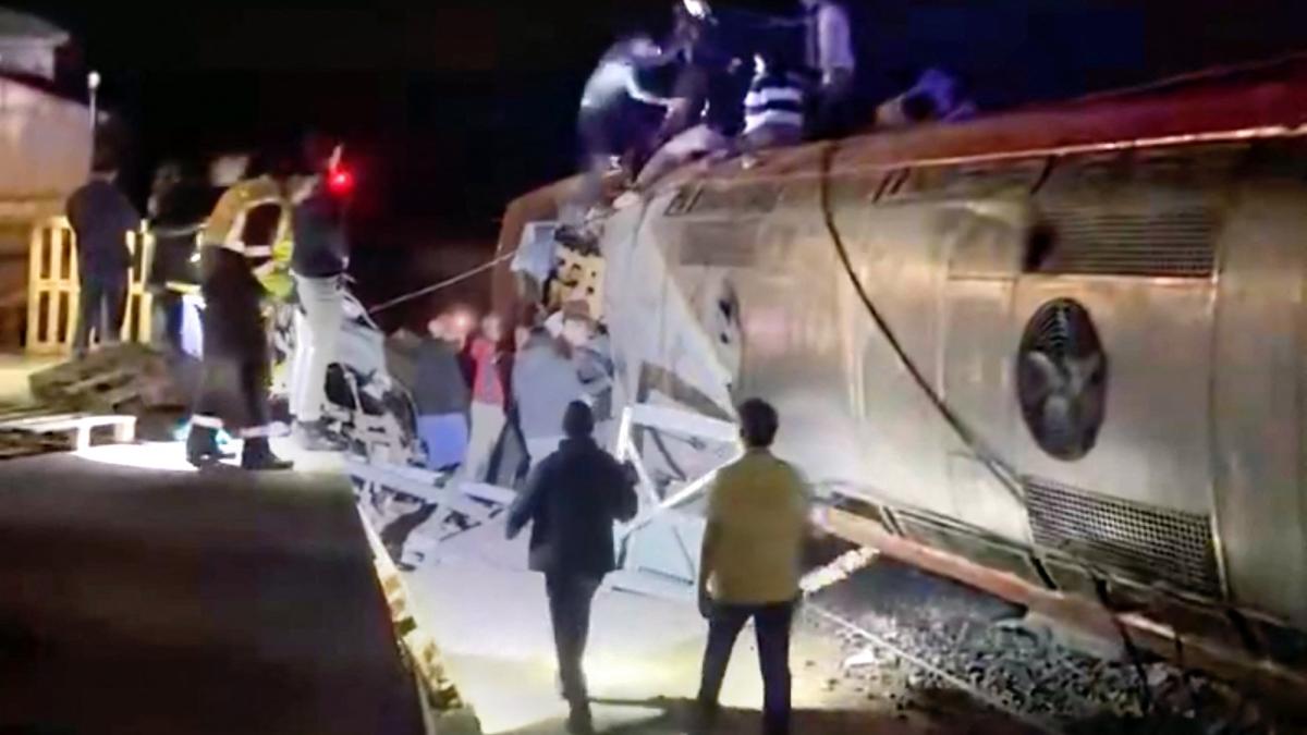 Reportan 21 muertos tras aparatoso choque de dos trenes en el sur de España