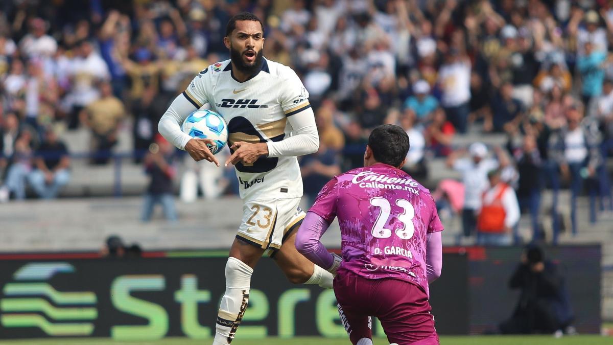 Pumas mantiene el invicto y Chivas sube al liderato