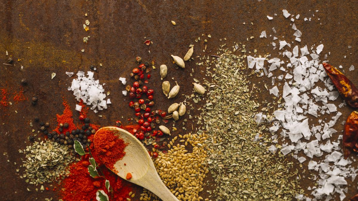 Guía práctica para sazonar bien, por qué tus platos saben planos y cómo corregirlos