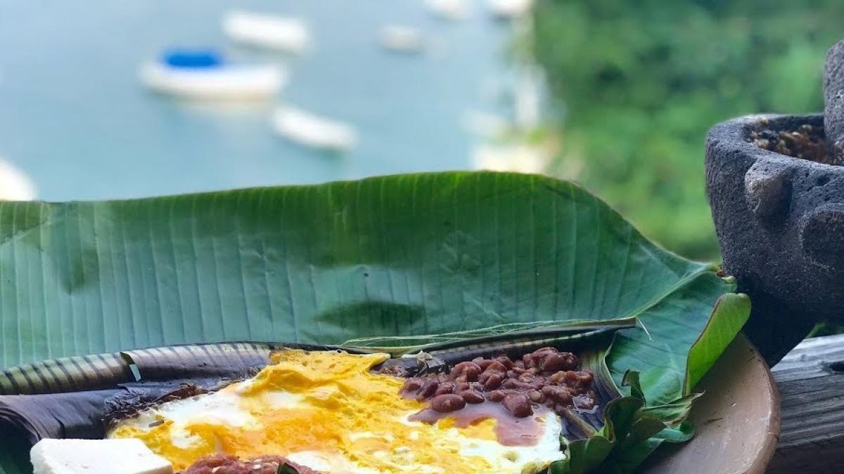 No están “de malas”: así se hacen los huevos enhojados en hoja de plátano