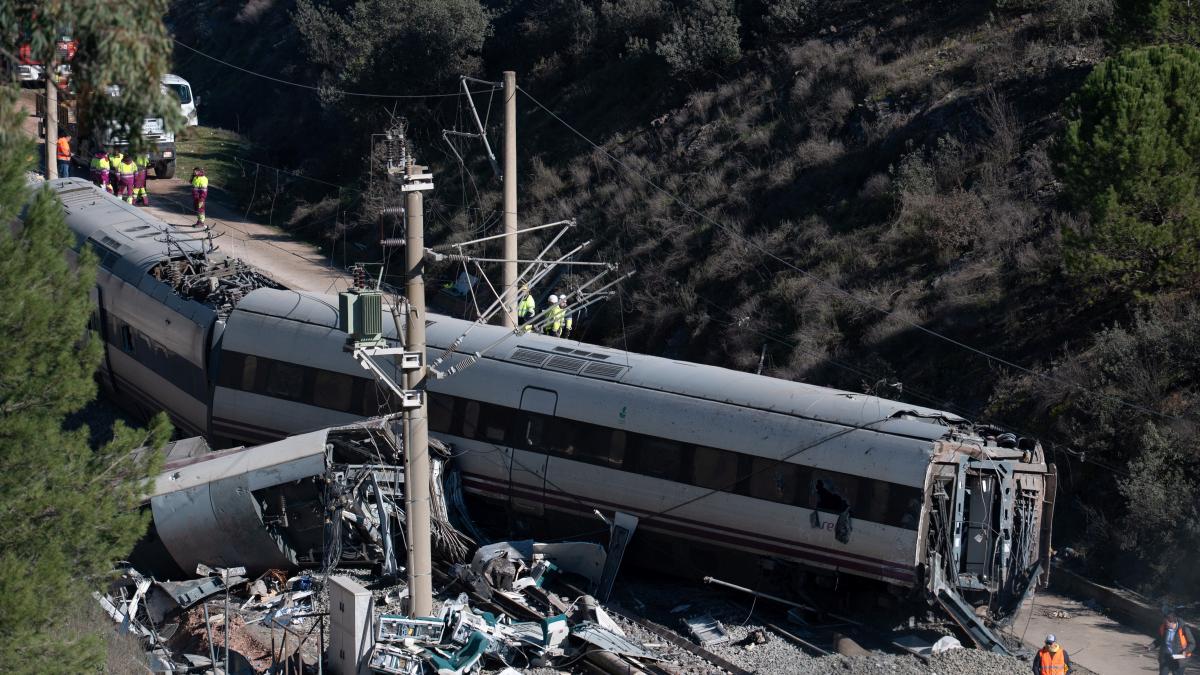 Los maquinistas españoles convocan una huelga tras los descarrilamientos de trenes mortales