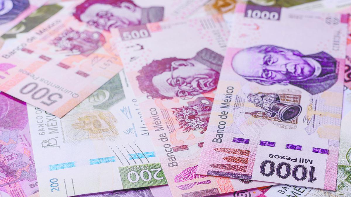 Peso rompe piso de 17.50 por dólar, registra mejor nivel desde mayo de 2024