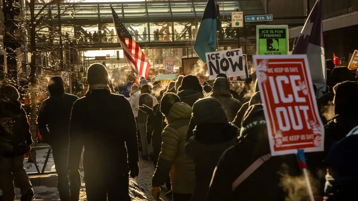 Manifestantes desafían en Mineápolis las redadas antiinmigración tras detención de un niño