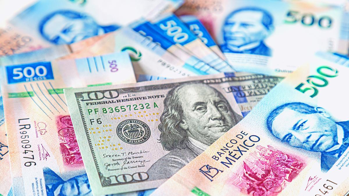 Peso se vende en 17.2420 unidades por debilidad del dólar