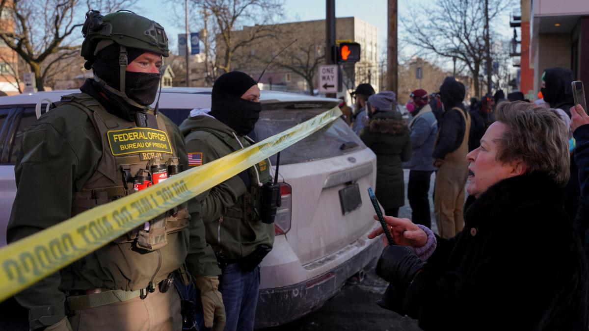 Agentes del ICE en Minnesota reciben órdenes de no interactuar con "agitadores"