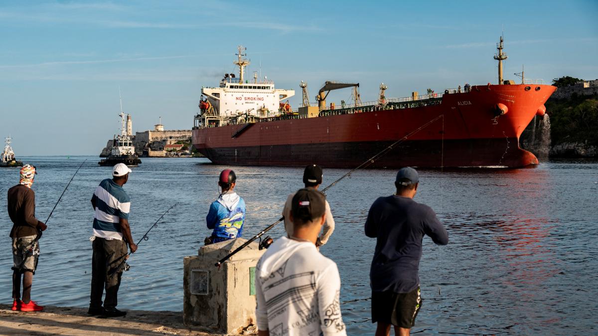 Trump amenaza con aranceles a países que vendan petróleo a Cuba: ¿Afecta a México?