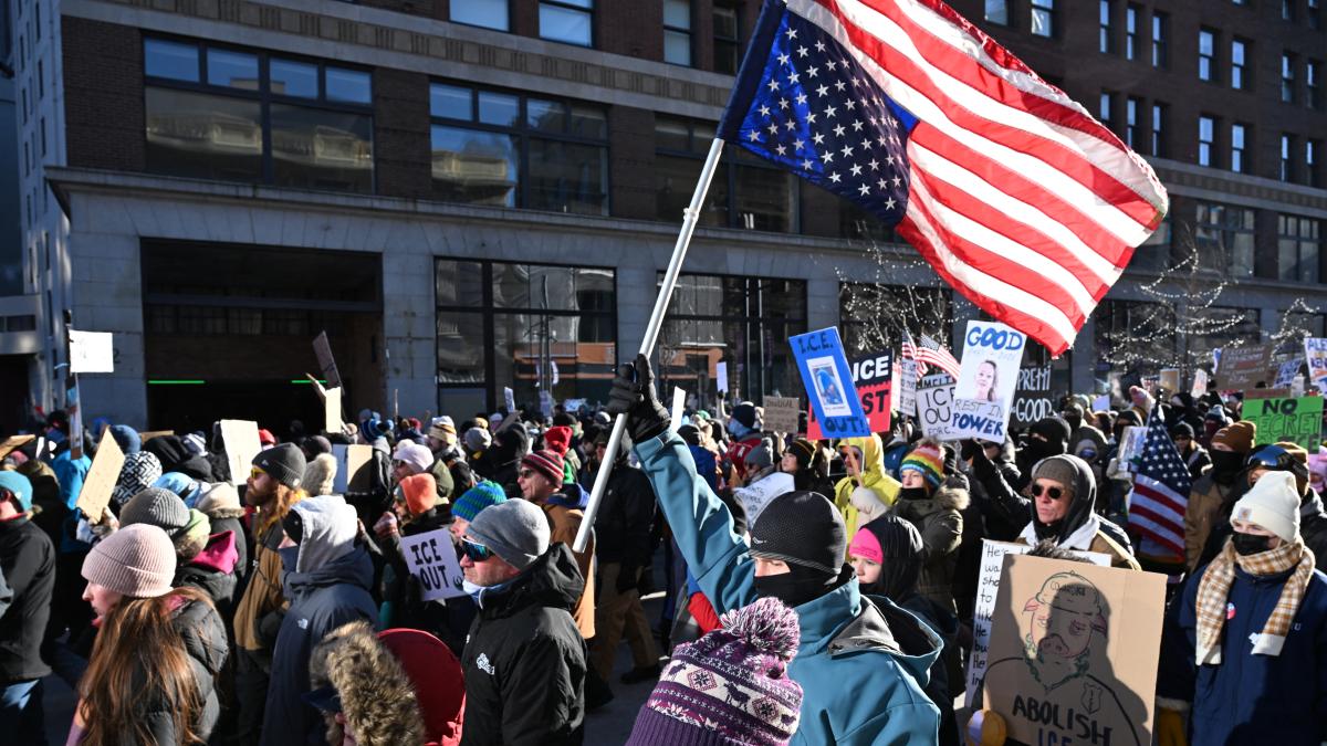 Miles de personas marchan en Mineápolis contra las redadas de migrantes de Donald Trump
