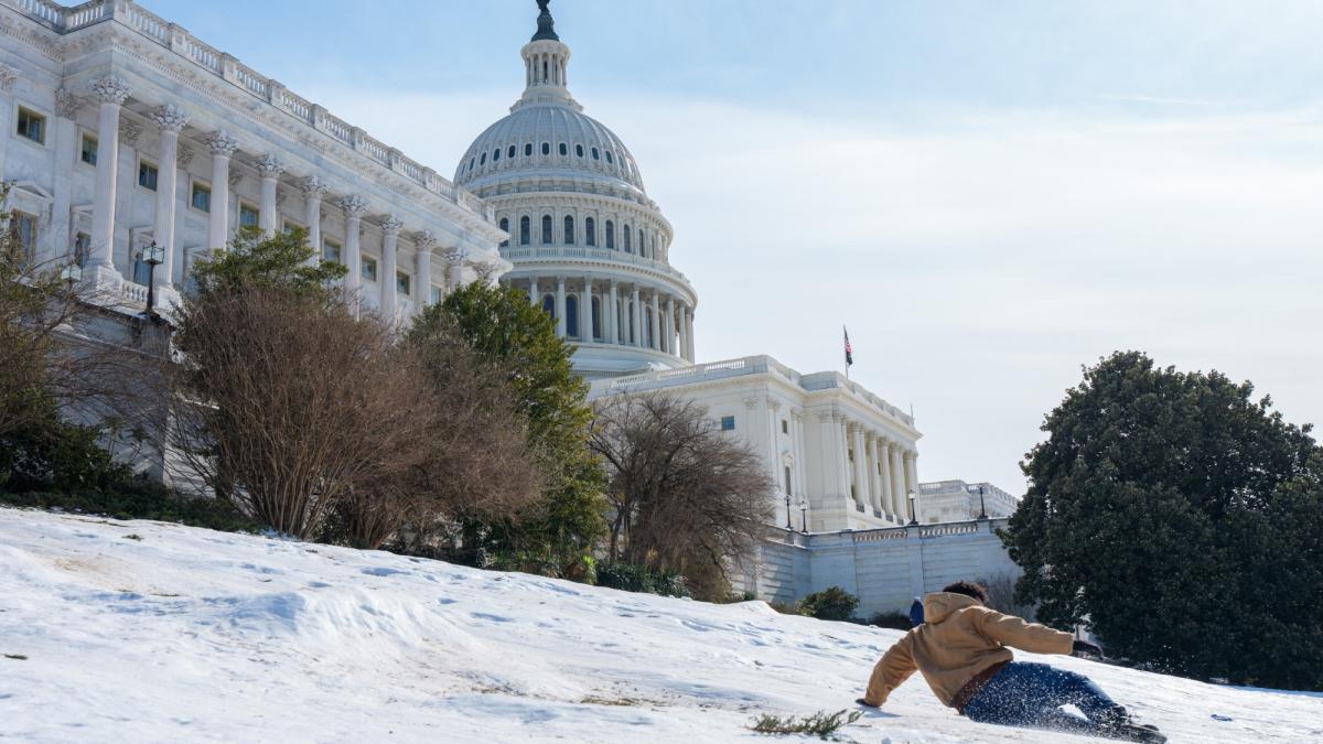 Tormenta de nieve azota el sureste de Estados Unidos mientras se extiende la ola de frío