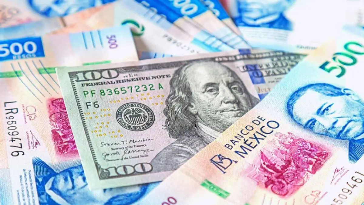 Peso mexicano cae y espera decisión del Banxico