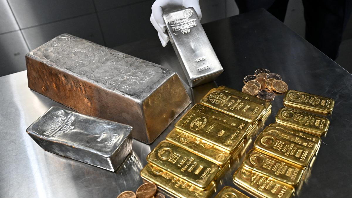 El oro y la plata brillan por demanda de refugio ante caída de bolsas y tensiones EU-Irán