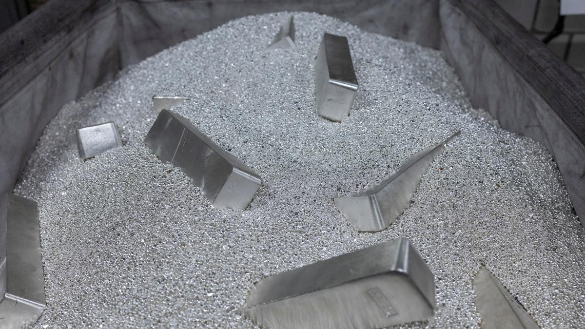 Precios del oro suben por debilidad del dólar; plata se eleva más de 5%