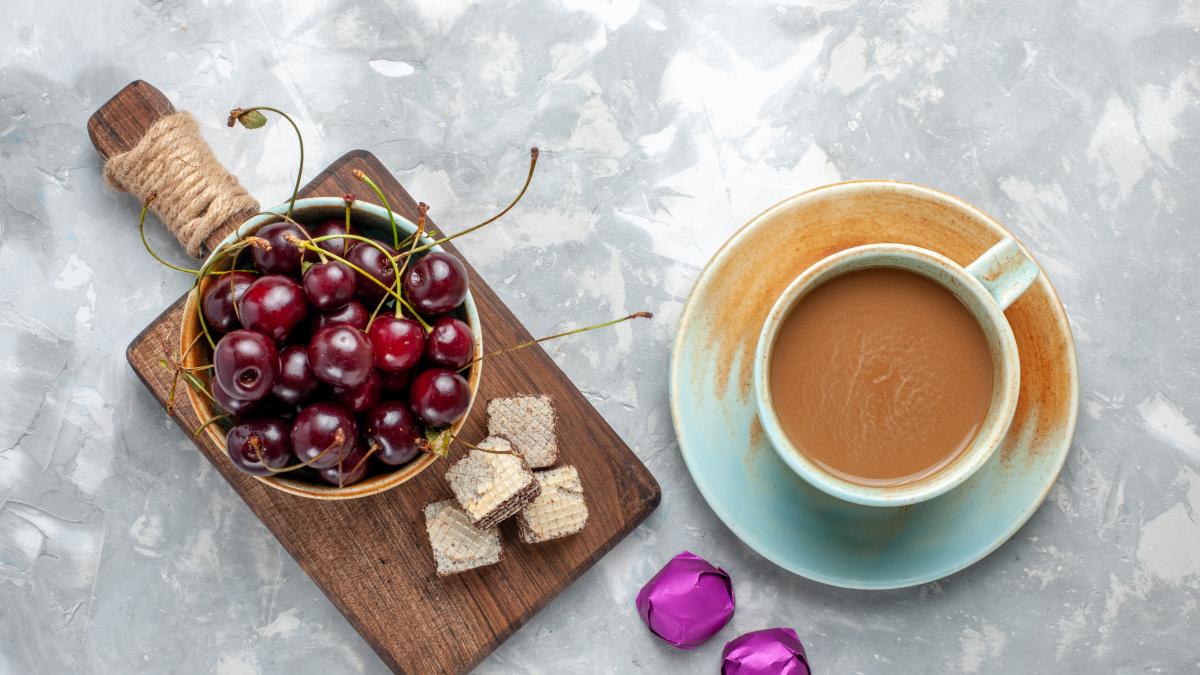 Cómo hacer un latte de cereza, la bebida que huele a pastelería antes de saber a café