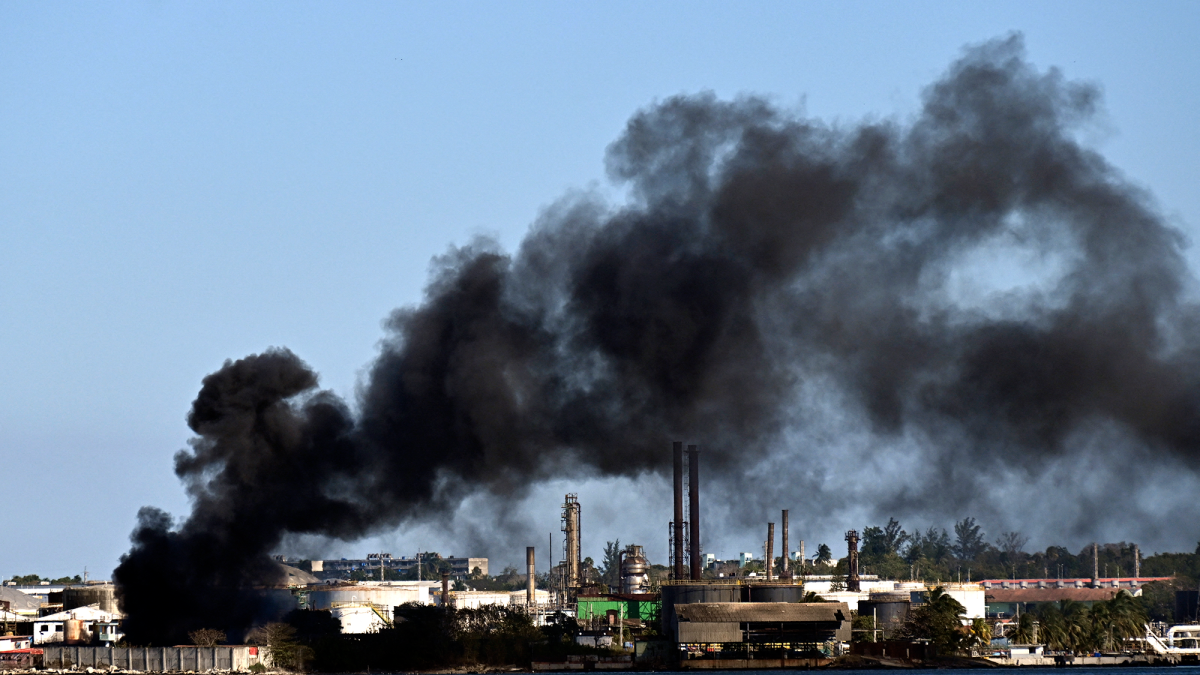 Controlan incendio en refinería de petróleo de La Habana