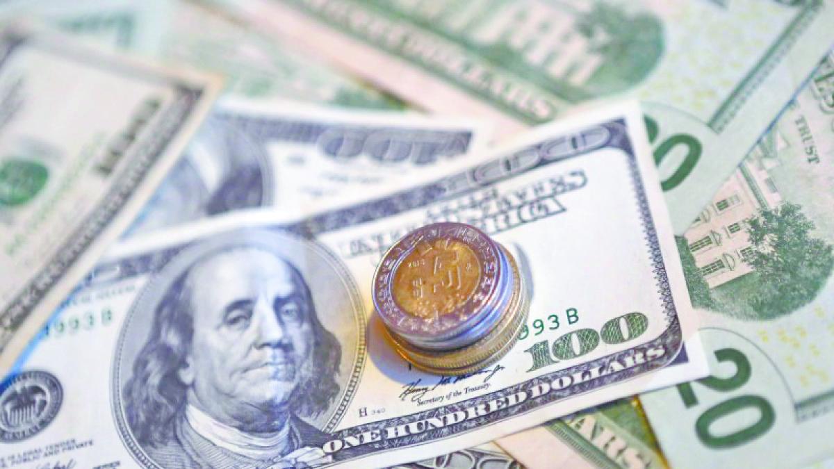 Peso mexicano retrocede contra el dólar en inicio de semana con actividad reducida