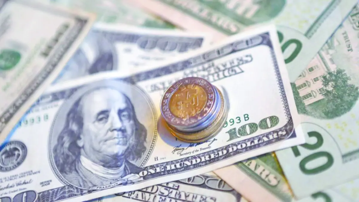 Peso mexicano avanza contra el dólar; mercado estudia cifras de inflación y PIB de EU