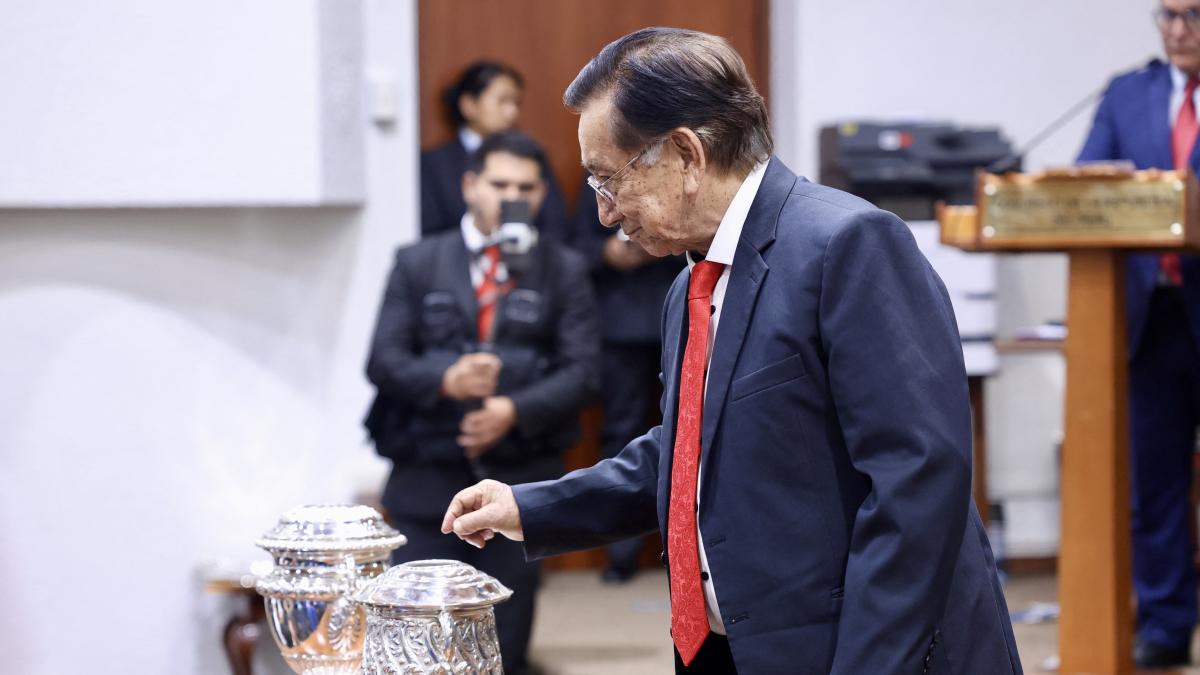 Congreso de Perú elige a José ⁠María Balcázar como presidente interino en segunda votación