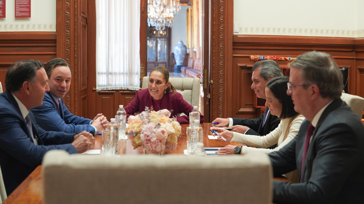 Sheinbaum se reúne con directores ejecutivos de GE Vernov y Xignux