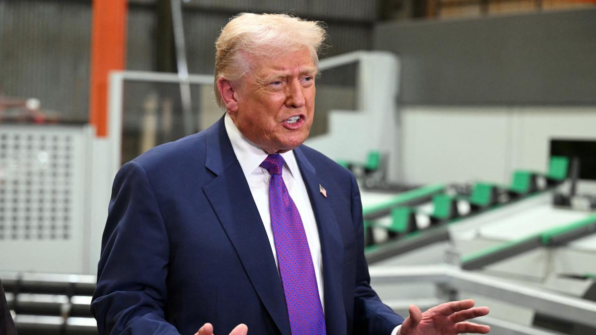 Trump dice que ordenará publicar información sobre extraterrestres, tras comentarios de Obama