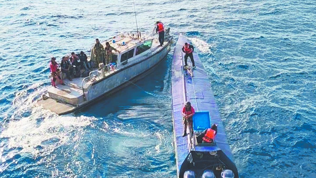 Incautan cocaína en un semisumergible frente a Manzanillo