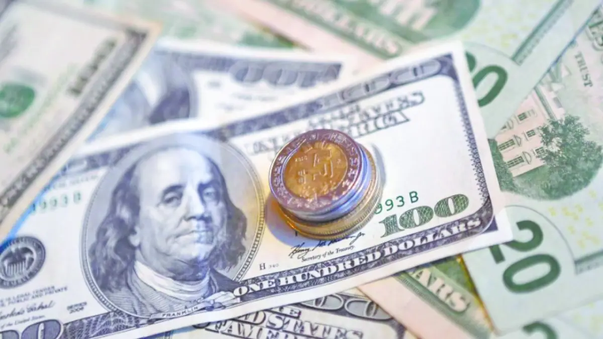 Peso mexicano se deprecia contra el dólar; recorta caída tras informe trimestral del Banxico