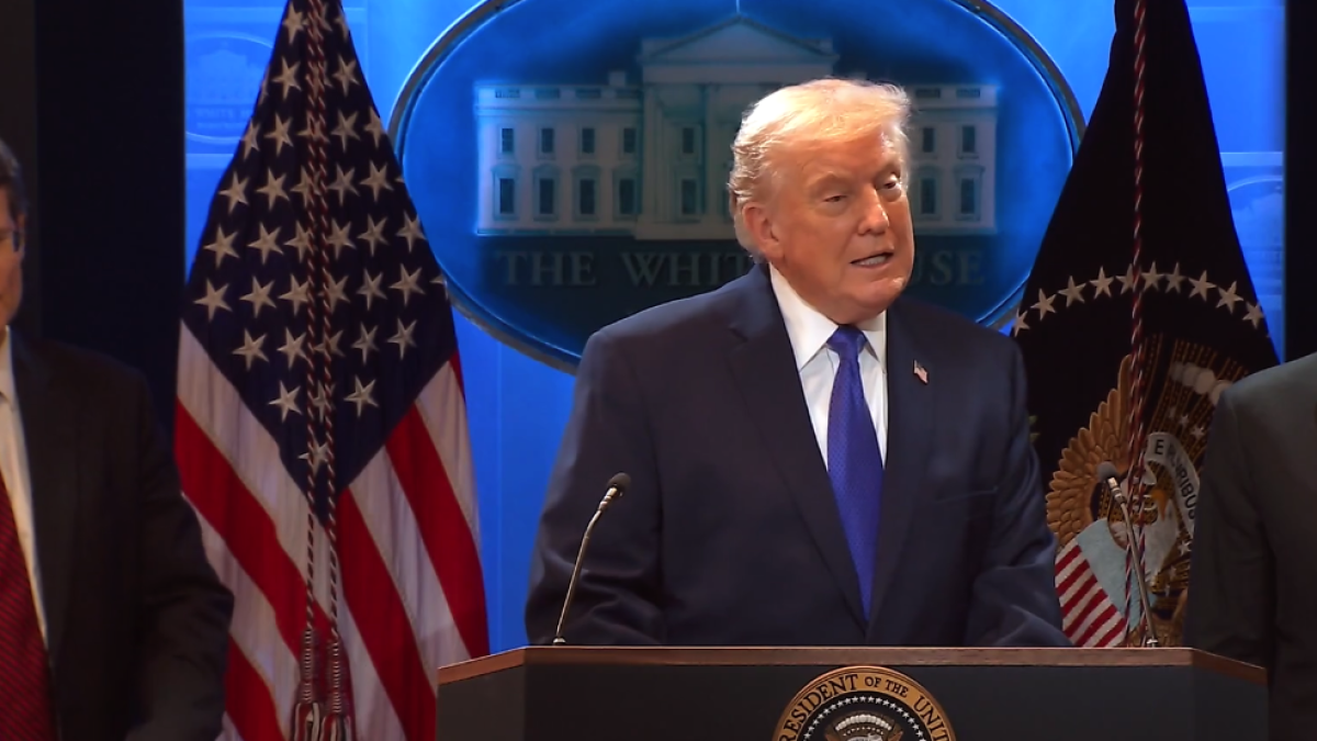 Trump acusa que fallo de la Corte Suprema contra aranceles está influido por "intereses extranjeros"