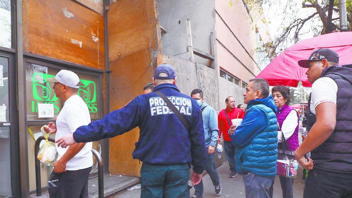 Buscan mexiquenses vacunas contra sarampión en la Ciudad México
