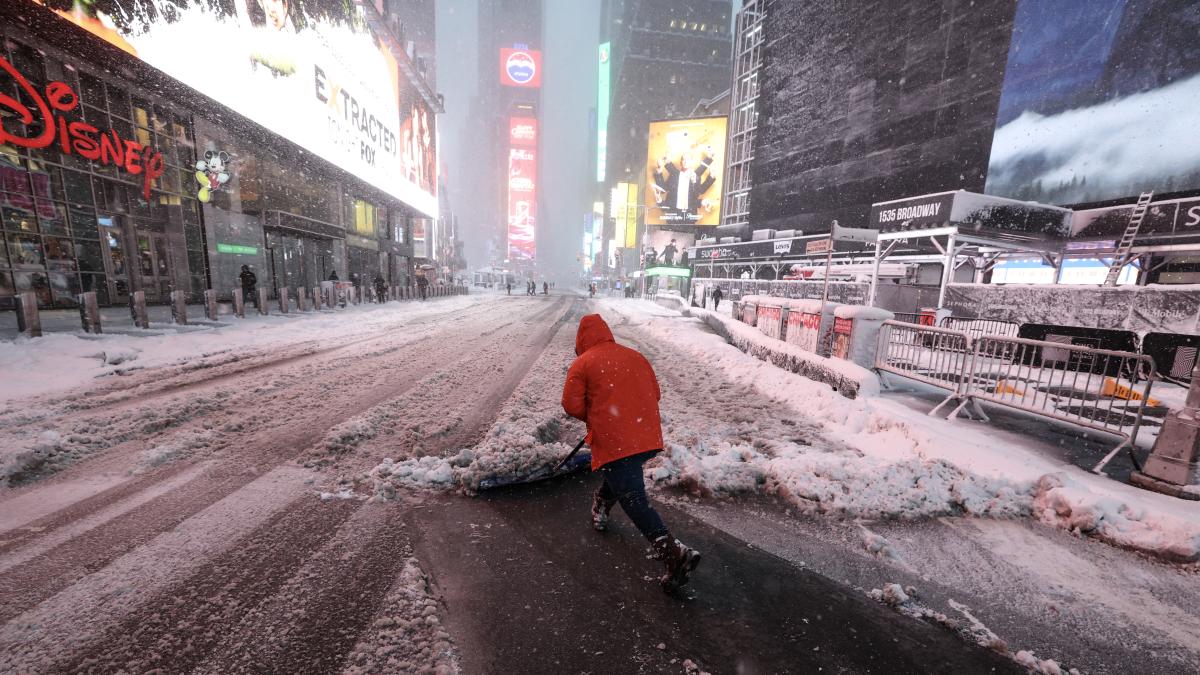 Nueva York se paraliza ante enorme tormenta invernal: Prohíben la circulación y cierran las escuelas