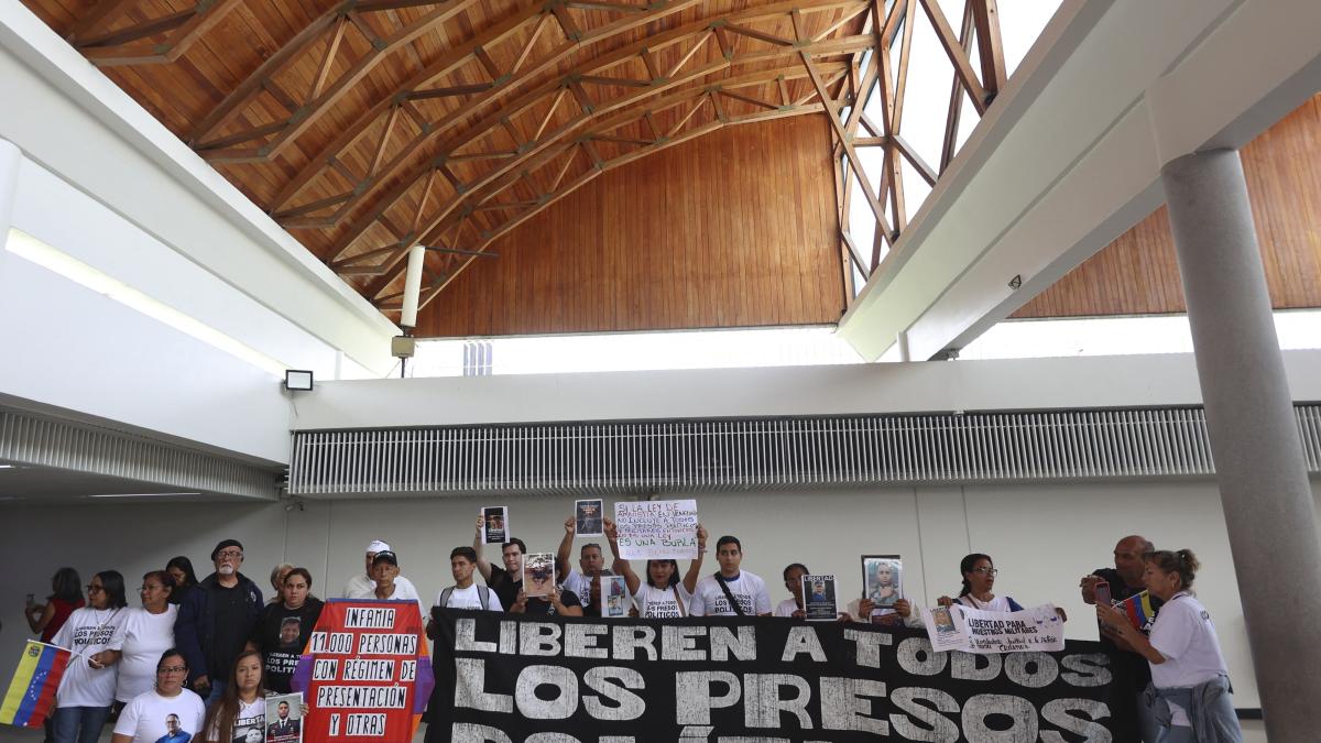 Al menos 30 presos políticos salieron de cárcel en Venezuela tras amnistía