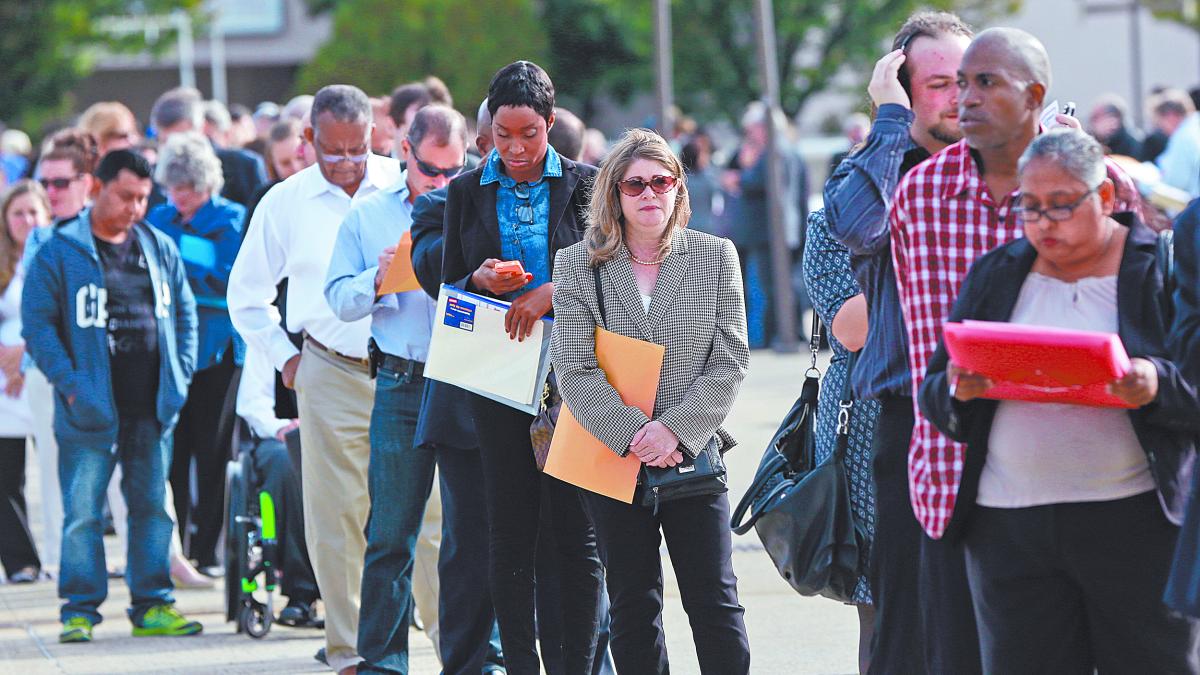 Cook señala que la IA podría provocar un alza temporal del desempleo