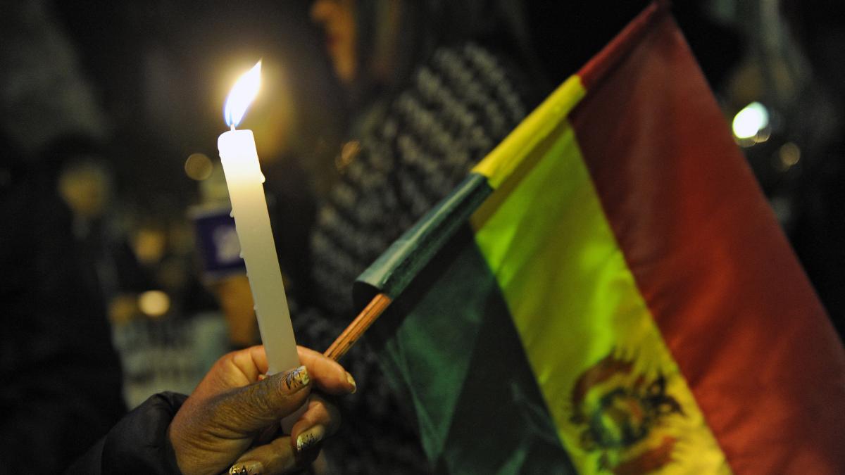 Accidente de avión que transportaba dinero en Bolivia deja 15 muertos; policía dispersa a civiles