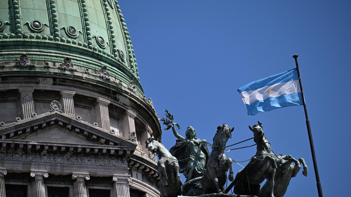 Congreso de Argentina aprueba reforma laboral de Milei entre fuertes protestas y críticas sindicales
