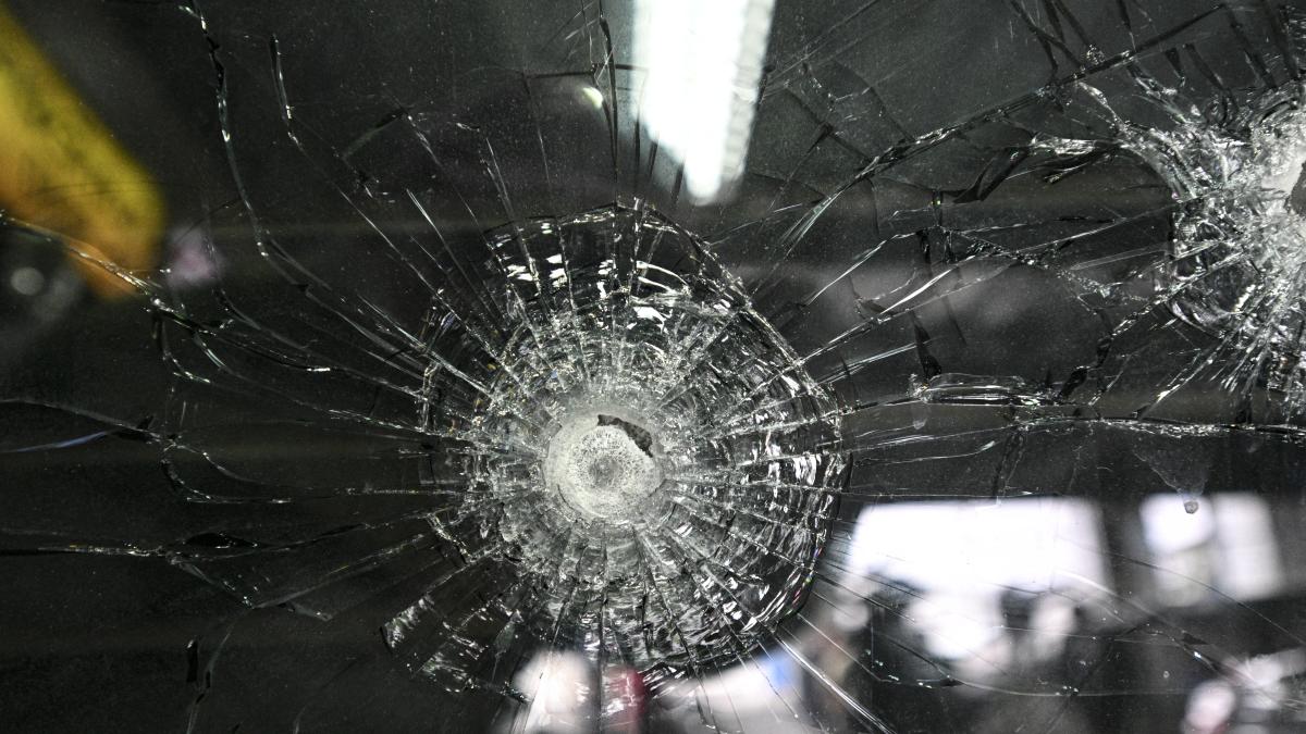 Reportan vehículo baleado y ponchallantas en principal avenida de Guadalajara