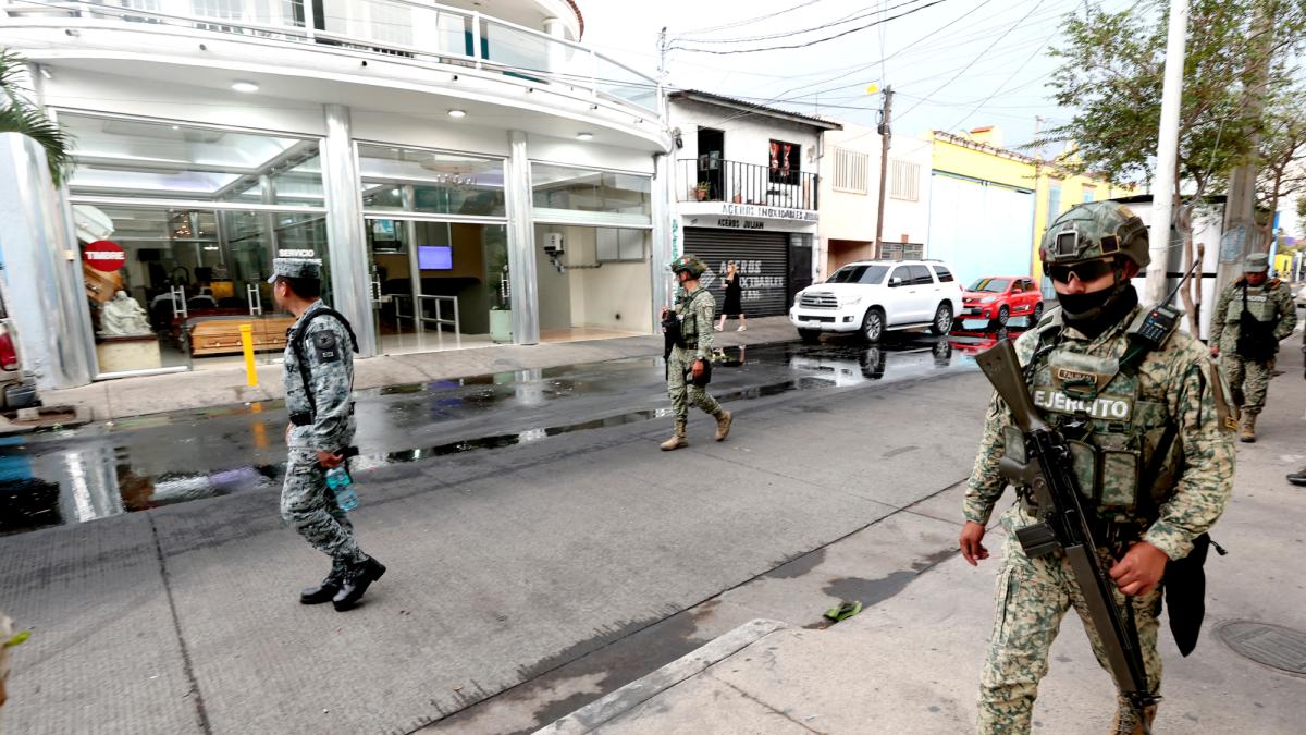 Fuerzas Armadas resguardan la funeraria donde velan a 'El Mencho'