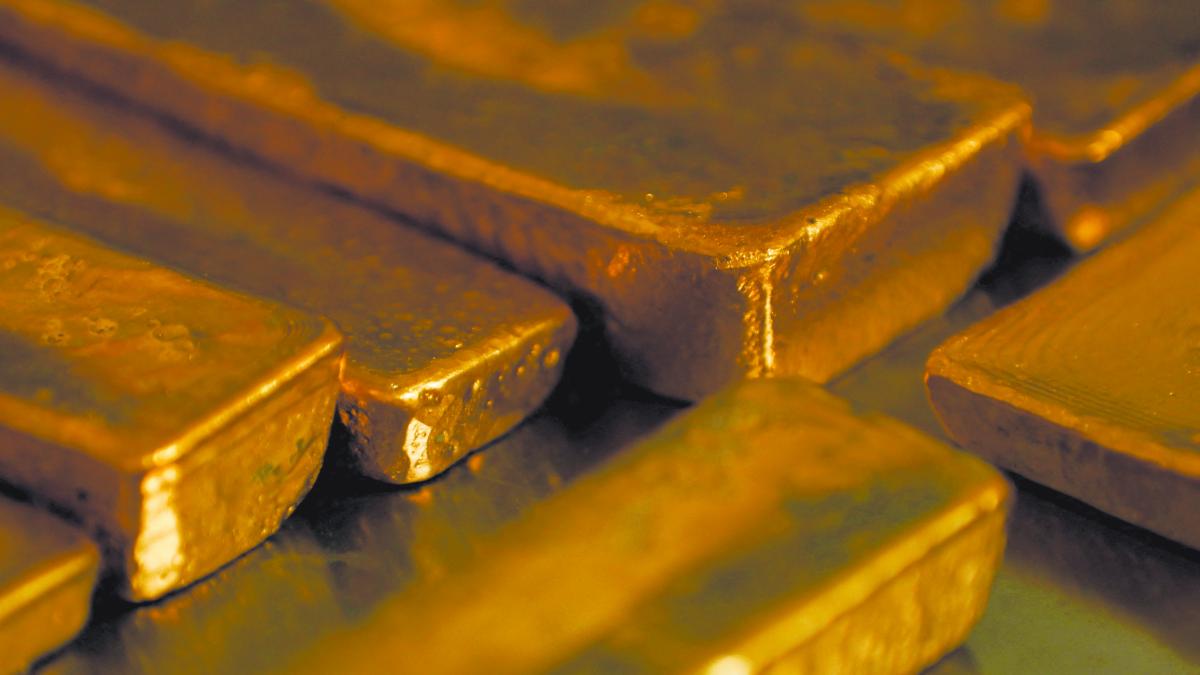 Oro cotiza en máximos de casi un mes