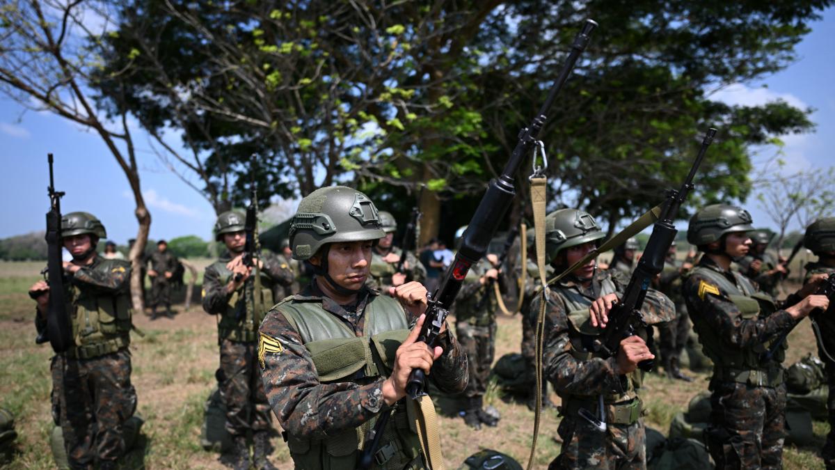 Guatemala anuncia levantamiento de embargo militar impuesto por EU y comprará armas