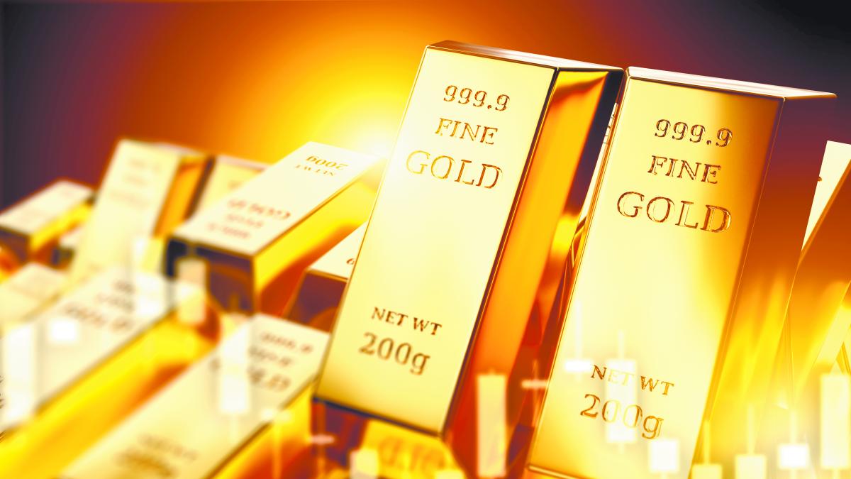 Oro cae por dólar más fuerte y expectativas de tasas altas