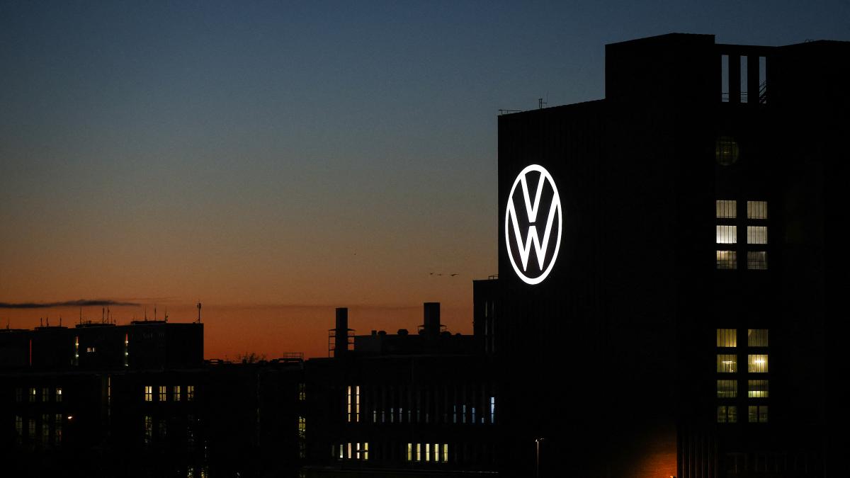 Volkswagen recortará 50,000 empleos en Alemania al 2030 por competencia china y aranceles de Trump