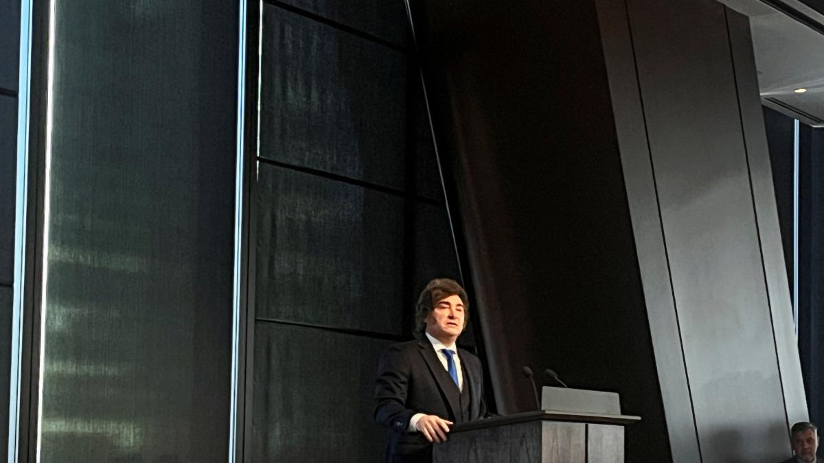 Milei asegura en Wall Street que el BCRA se inundará de dólares pese al impacto de la guerra en Irán